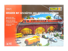 Laden Sie das Bild in den Galerie-Viewer, Modellbahn Bausatz Arkaden mit Geschäften u. Einrichtungen, Faller H0 120571 neu
