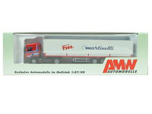 Laden Sie das Bild in den Galerie-Viewer, AWM H0 Modellauto Scania PR PL Sattelzug &quot;Fm Martinelli&quot; 71238 OVP
