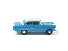 Laden Sie das Bild in den Galerie-Viewer, Brekina 1:87 Modellauto Opel Record hellblau
