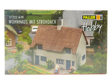 Laden Sie das Bild in den Galerie-Viewer, Faller H0 Modellbahn Bausatz Wohnhaus mit Strohdach 131322 neu OVP
