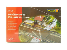 Laden Sie das Bild in den Galerie-Viewer, Modellbau Modellbahn Bahnübergang m Schranken Wärterhaus, Faller 120174 neu OVP
