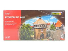 Laden Sie das Bild in den Galerie-Viewer, Modellbau Bausatz Altstadttor mit Mauer, Faller H0 191789 neu OVP
