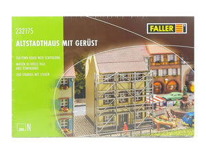 Modellbahn Bausatz Altstadthaus m Gerüst, Faller N 232175 neu OVP