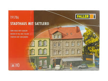 Laden Sie das Bild in den Galerie-Viewer, Modelleisenbahn Bausatz Stadthaus mit Sattlerei, Faller H0 191786 neu OVP
