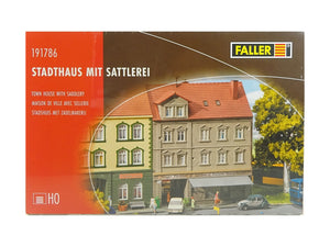 Modelleisenbahn Bausatz Stadthaus mit Sattlerei, Faller H0 191786 neu OVP