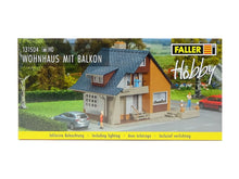 Laden Sie das Bild in den Galerie-Viewer, Bausatz Wohnhaus mit Balkon, Faller H0 131504, neu
