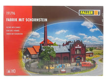 Laden Sie das Bild in den Galerie-Viewer, Modellbau Bausatz Fabrik mit Schornstein, Faller H0 191796 neu OVP
