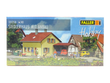 Laden Sie das Bild in den Galerie-Viewer, Siedlerhaus mit Anbau, Faller H0 131358 neu, OVP
